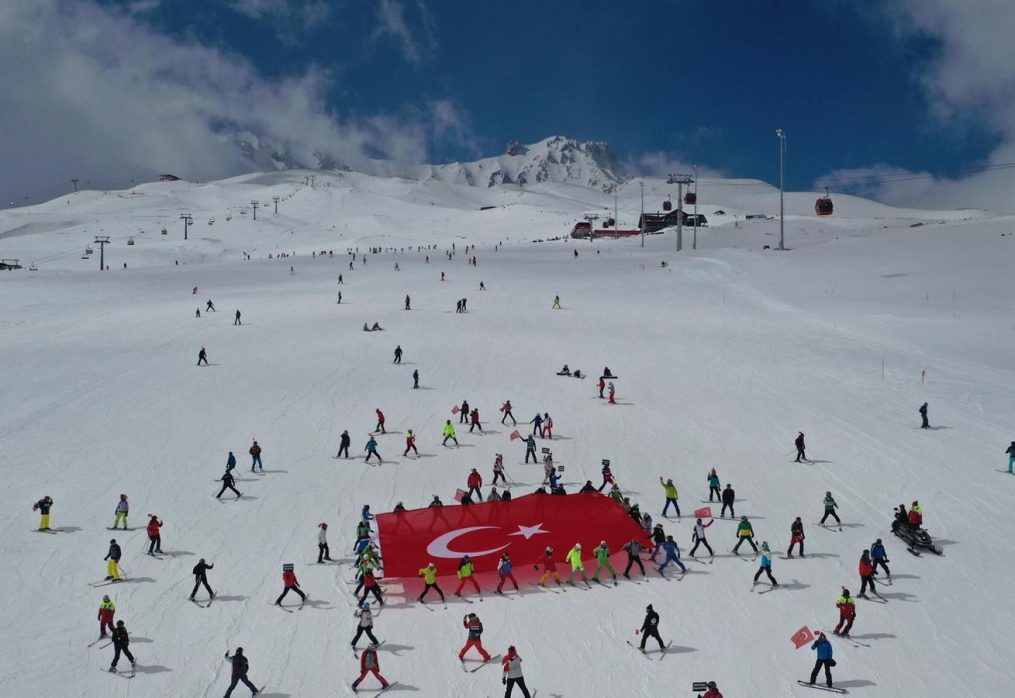 Tüm Şehitlerimiz Anısına Erciyes’te dev bayraklı anma