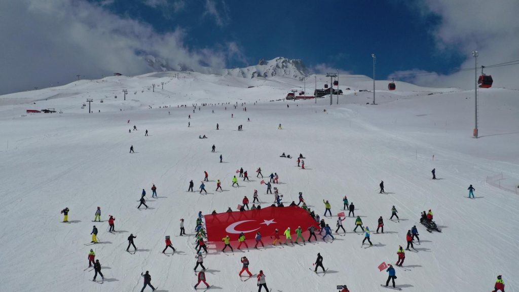 Tüm Şehitlerimiz Anısına Erciyes'te dev bayraklı anma